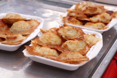 Hindistan cevizi sütü karıştırın şeker ve un