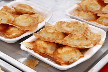 Hindistan cevizi sütü karıştırın şeker ve un