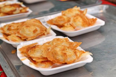 Hindistan cevizi sütü karıştırın şeker ve un