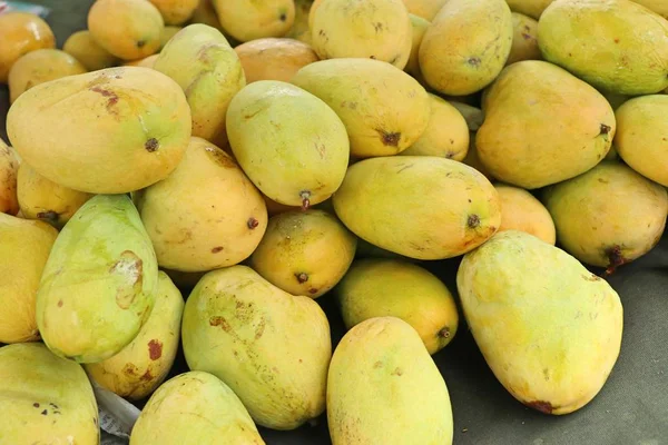 Mango fruit op straat eten — Stockfoto
