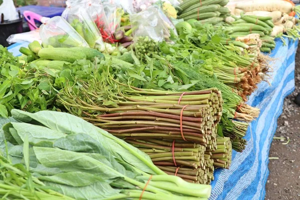 Tiendas de venta de verduras en el mercado — Foto de Stock