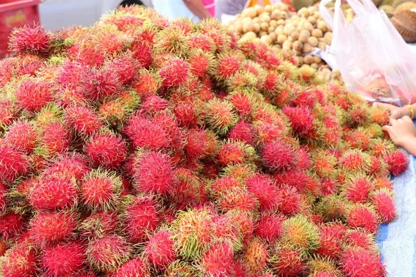 Rambutan fruit op straat eten — Stockfoto