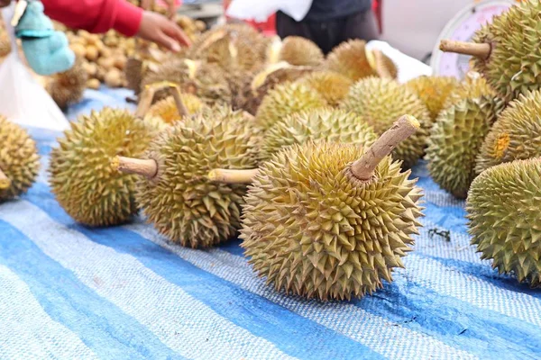 Fruta durian en la comida de la calle — Foto de Stock