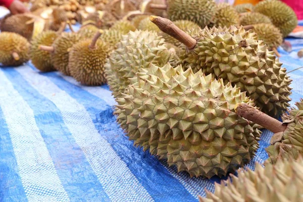Fruits durian à la nourriture de rue — Photo