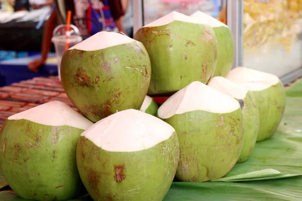 Owoce kokosowe na ulicy żywności — Zdjęcie stockowe