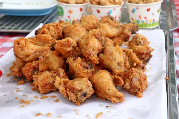 Pollo frito en la comida callejera —  Fotos de Stock