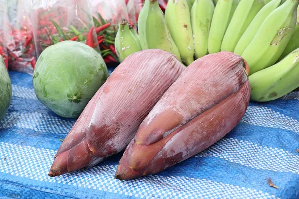 Bloesem van de bananen op de markt — Stockfoto