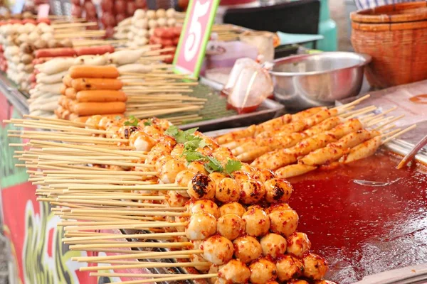 Polpette alla griglia e salsiccia al cibo di strada — Foto Stock