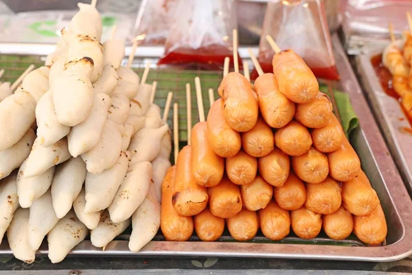 Frikadellen und Wurst vom Grill beim Streetfood — Stockfoto