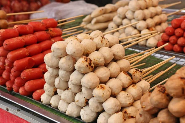 Polpette alla griglia e salsiccia al cibo di strada — Foto Stock