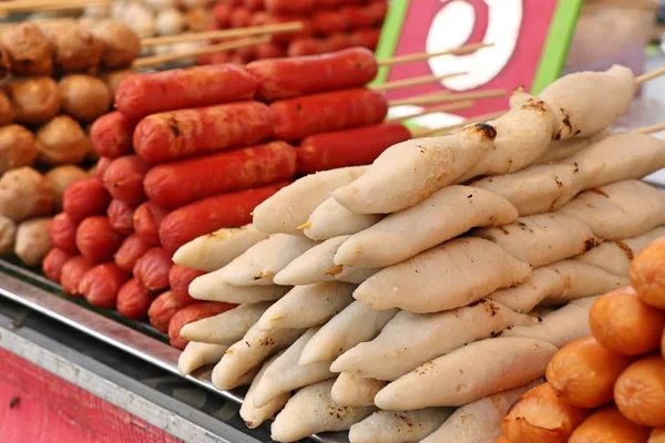 Polpette alla griglia e salsiccia al cibo di strada — Foto Stock