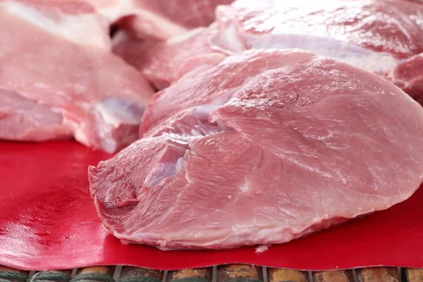 Свежее мясо свиньи на рынке — стоковое фото