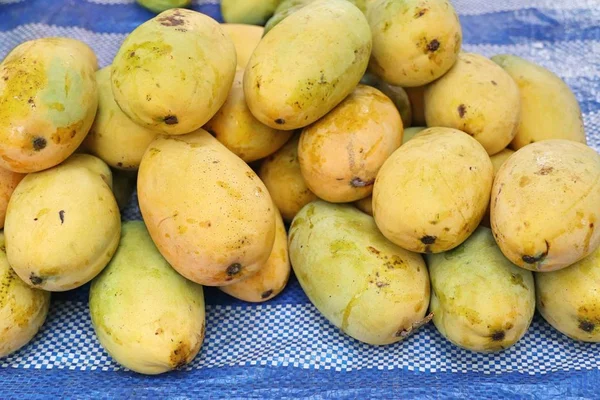 Fruta de mango en la comida de la calle — Foto de Stock