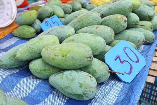 Mango fruit op straat eten — Stockfoto