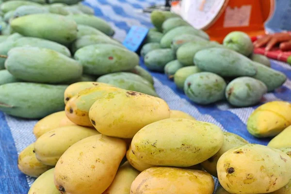 Mango fruit op straat eten — Stockfoto