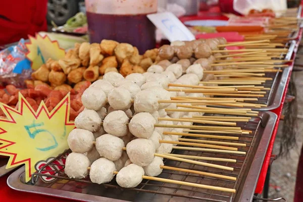 Gebakken gehaktballetjes op straat eten — Stockfoto