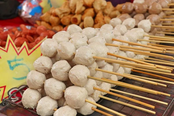 Albóndigas fritas en la comida de la calle — Foto de Stock