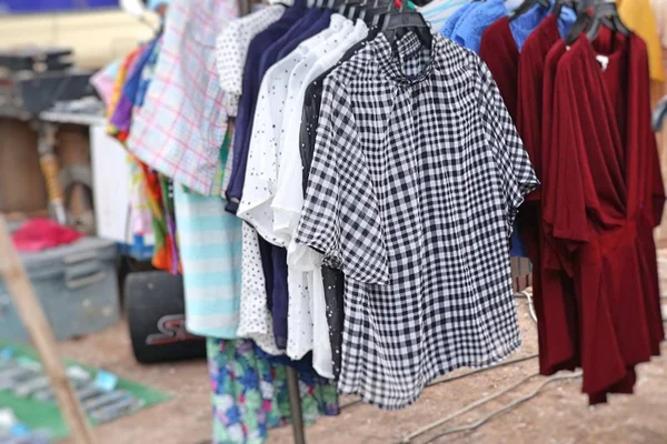 Κατάστημα ρούχων για τις πωλήσεις στην αγορά — Φωτογραφία Αρχείου