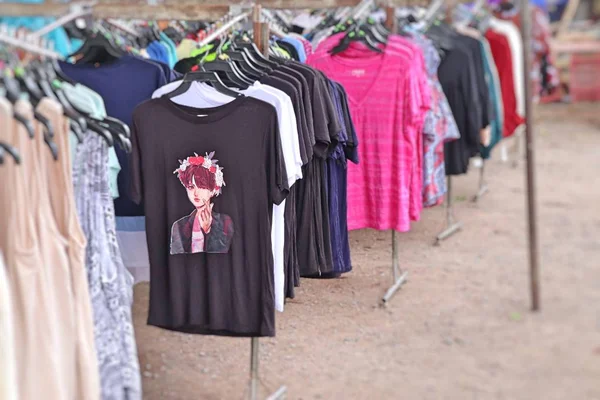 Ropa de tienda para las ventas en el mercado —  Fotos de Stock