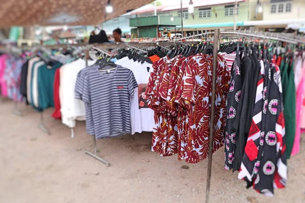 Shop kleding voor verkoop op de markt — Stockfoto