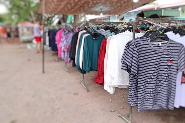 Comprar roupas para vendas no mercado — Fotografia de Stock