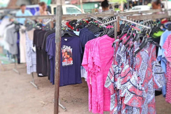 Comprar roupas para vendas no mercado — Fotografia de Stock