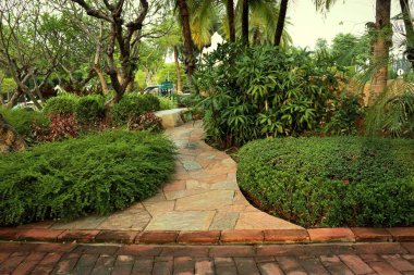 Parktaki taş geçit.