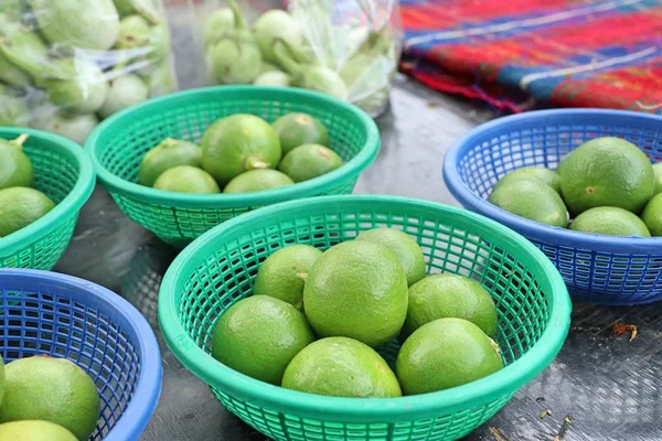 Citrony na pouliční stánky s jídlem — Stock fotografie