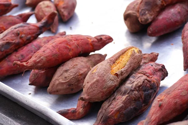 Griller les patates douces à la cuisine de rue — Photo