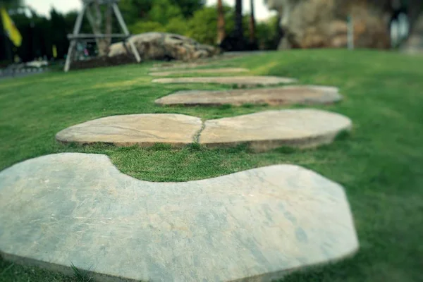 Stenen pad in groen gras — Stockfoto