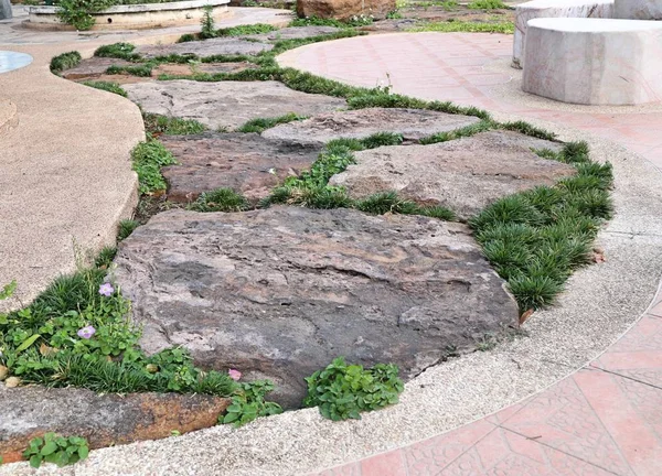 Kamienne ścieżki w zielonej trawie — Zdjęcie stockowe