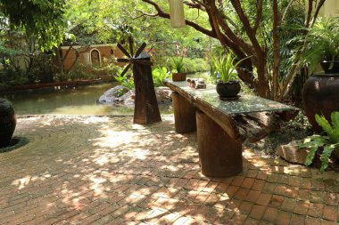 Parktaki taş geçit.