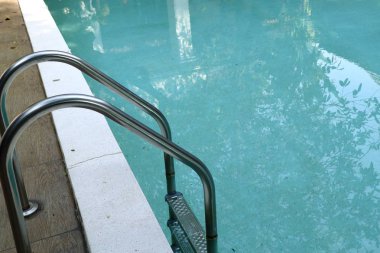 Havuzun içinde merdiven barlar merdiveni