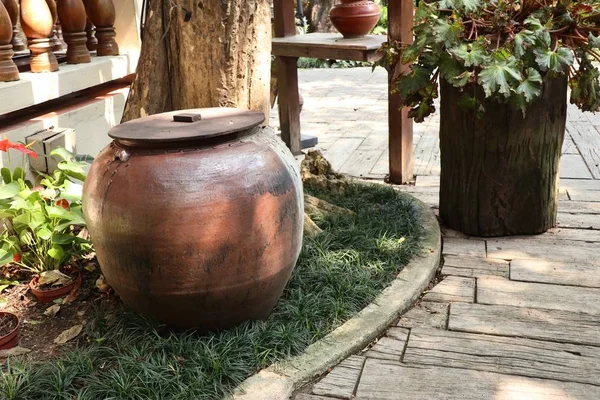 公園を飾る古代の壺 — ストック写真
