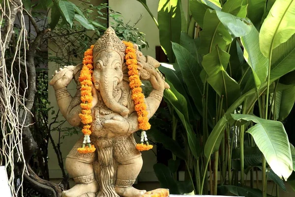 Ganesha dans la décoration du jardin — Photo