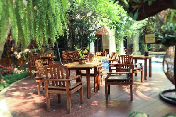 Tafel en stoelen bij het zwembad — Stockfoto