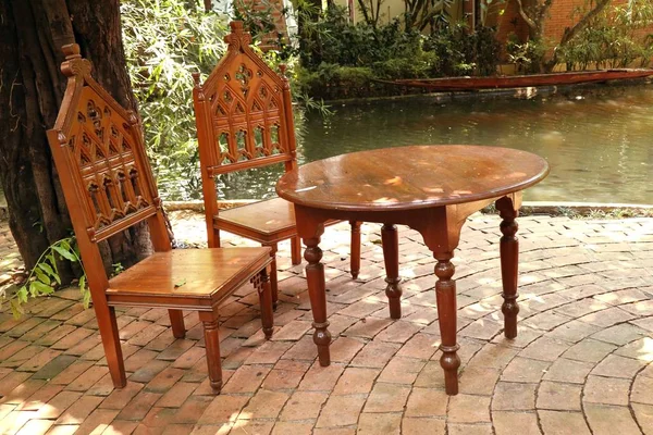 庭に椅子とテーブル — ストック写真