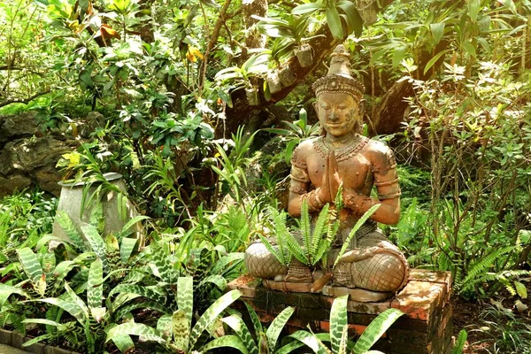 Statue schmückt den Garten — Stockfoto