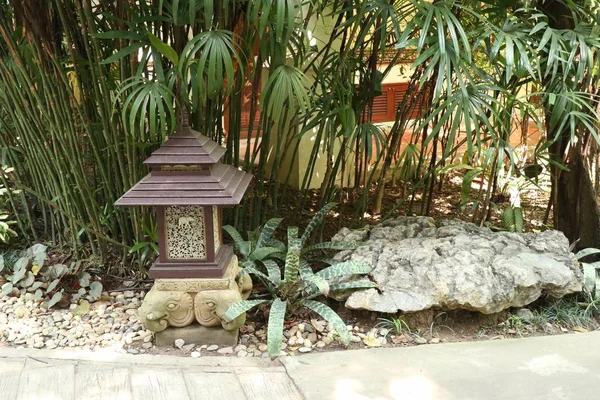 Decoración de iluminación en el jardín — Foto de Stock