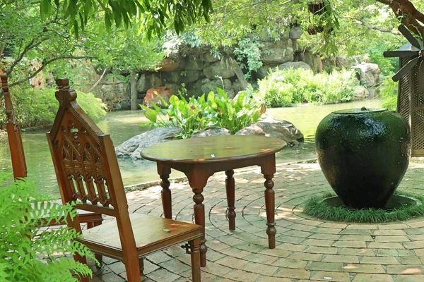 Table et chaise dans le jardin — Photo