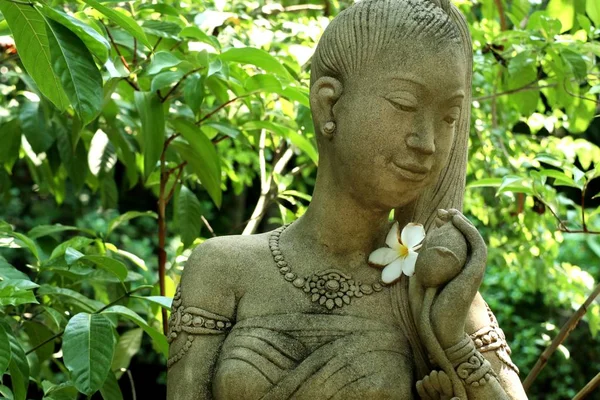 Statue schmückt den Garten — Stockfoto