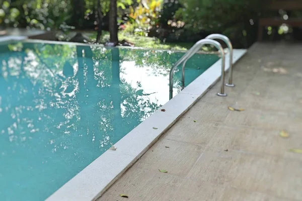 Schody drabiny Bary w basenie — Zdjęcie stockowe