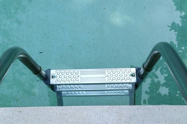Schody žebřík bary v bazénu — Stock fotografie