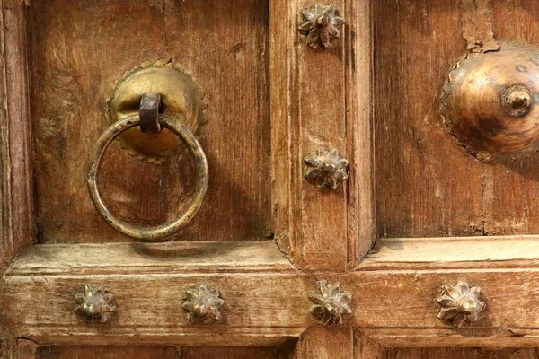 Madeira velha maçaneta da porta antiga — Fotografia de Stock