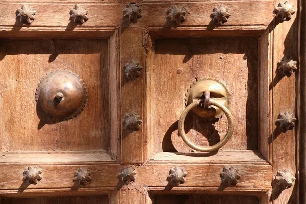 Old wood antique door handle — Stock Photo, Image