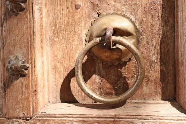 Old wood antique door handle — Stock Photo, Image