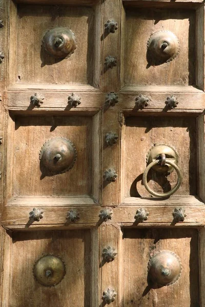 Eski ahşap antika kapı kolu — Stok fotoğraf
