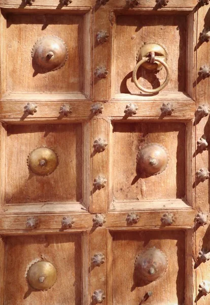 Madeira velha maçaneta da porta antiga — Fotografia de Stock