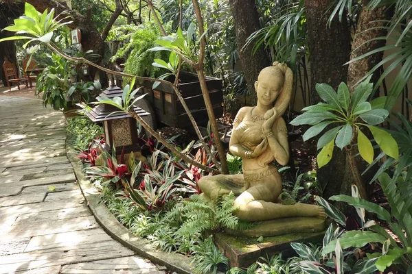 Decoración de estatuas en el jardín —  Fotos de Stock