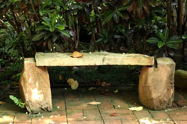 Старая скамейка в парке — стоковое фото